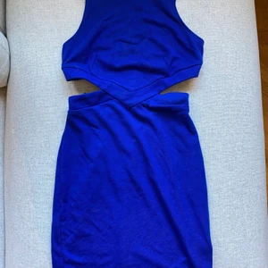 Blå cutout klänning från Asos - Stl 38, liten i stl, passar även 36! Aldrig använd!