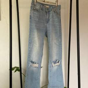 Jättefina ljusblå bootcut jeans med slitningar på knäna! Köpta från GinaTricot. Köparen står för frakt! Hör gärna av dig om du har frågor🤍