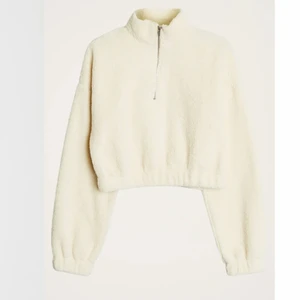 Teddy bear sweater från Gina tricot! - En asmysigt Teddy tröja från Gina, används ca 1 gång. 💋tröjan är i storlek xxs men själv är jag xs/s och på mig passar den.