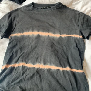 Pull and bear tshirt - En vanlig cool tshirt från pull and bear! Köparen står för frakt! Ny pris 150kr