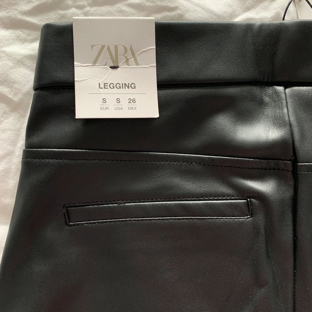 Säljer dessa snygga läderimiterade byxor, från Zara, som aldrig kommit till användning. I nyskick och prislapp finns kvar. Jag är 163. Köpare står för ev frakt💕 . Jeans & Byxor.