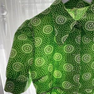 Klänning  - Finaste gröna klänningen !!🥺❤️  används inte nog av mig därför jag säljer ... så fin verkligen , två rymliga fickor, sydd i något typ av ”tjockarare” material och fint 50 tals (??) mönster! Finns ingen storlek i men skulle säga S. 