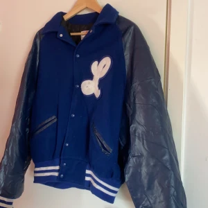 Varsityjacka  - Säljer nu min varsity jacka, kom med bud <33 bud på 520