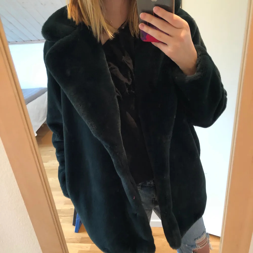 Mörkgrön faux fur jacka från Vero Moda. Helt ny och kommer tyvärr inte till användning! Strl S💕 Nypris: 600 kr. Jackor.