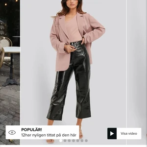 Lackbyxor! 🖤🤛🏽 - Dessa ursnygga lackbyxorna från Nakd! Svin snygga. Säljer de pågrund av att det inte är min storlek längre.💕 De är använda en del men kan såklart skicka fler bilder privat. Har inga skador eller märken på sig. Det är Storlek 38