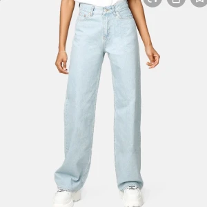 Junkyard Jeans - De populära jeansen från junkyard, som nya då knappt använda. Skriv för fler bilder om så önskas🤩 nypris: 500 frakt tillkommer