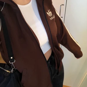 Adidas kofta - Säljer denna coola bruna adidas koftan!!, strl S och sitter väldigt bra! Har ett adidas märke på ryggen också!