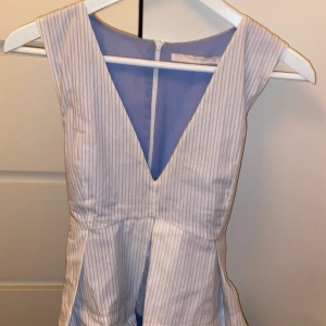 Blus från Zara  - Säljer en blus från Zara, ca 3 år gammal och gått sönder bak där man knyter därav det dessängs priset! Går alltid att laga! 