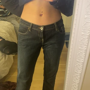 Lågmidjade Levis -  Levis jeans, mörkblå å lågmidjade å säljer för d inte kommer till användning💕 står ingen strl men skulle säga XS/S mer åt XS hållet