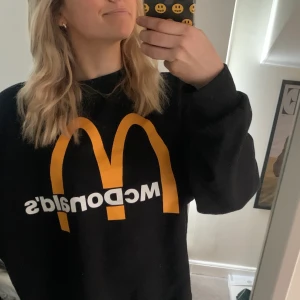 Mcdonalds tröja från zara strl L - Säljer denna coola sweatshirt från zara med mcdonaldsloggan på!! Så ball och jätteskön🥰🥰Endast använd 2 gånger och finns inte kvar på zara😍😍strl L Först till kvarn🥶🥶