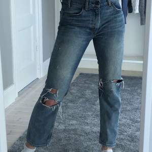 Ett par Levis jeans! 505 i storlek w:28. Det är också coola hål på knäna!