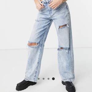 Berskha Jeans i den trendiga 90’s modellen. Ljus tvätt och väldigt sköna. Storlek 38, lite större i modellen än de andra från samma serie. Nytt skick, aldrig använda.  