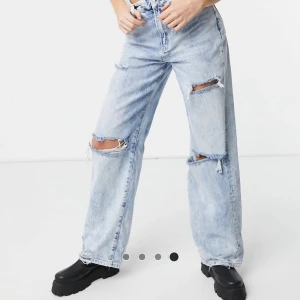 Berskha ”The 90’s” Jeans, strl 38 - Berskha Jeans i den trendiga 90’s modellen. Ljus tvätt och väldigt sköna. Storlek 38, lite större i modellen än de andra från samma serie. Nytt skick, aldrig använda.  