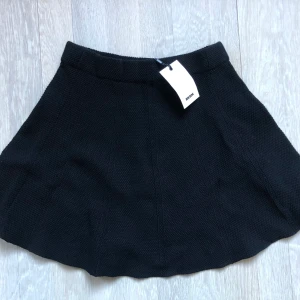 BIKBOK - Skaterkjol, strl. S, NY - Oanvänd ny svart skaterkjol från BIKBOK. Köpt för två år sedan. Prislapp sitter kvar. Fin struktur i tyget. Storlek Small.