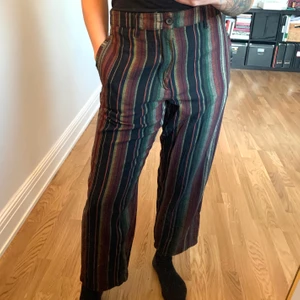 Byxor från Urban Outfitters  - Helt nya randiga byxor från Urban Outfitters, herravdelningen. Väldigt fint mönster på ränderna, ser ”vävda” ut. Storlek 32(herr). Skulle säga att dem är en storlek 40 i damstorlek, lite för stora för mig. Oanvända. Köparen står för frakt som tillkommer 📬
