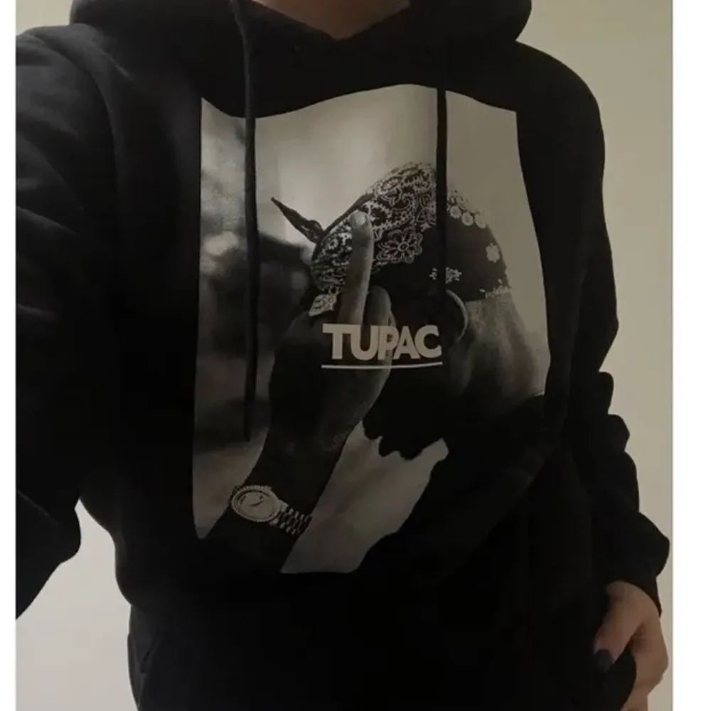 Skit snygg 2pac hoodie från junkyard ny pris 700kr. Helt normal i storlek och jätte skön⚡️ (obs lånad bild på dem två första ) . Helt ny skick inga hål eller fläckar. Knappt använd. Säljer pga inte min stil . Hoodies.