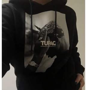 Skit snygg 2pac hoodie från junkyard ny pris 700kr. Helt normal i storlek och jätte skön⚡️ (obs lånad bild på dem två första ) . Helt ny skick inga hål eller fläckar. Knappt använd. Säljer pga inte min stil 