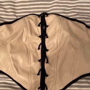 Topp - Aldrig använd. Justerbara band så kan passa både S och M