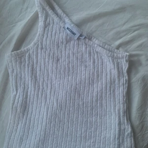 vit Weekday topp - Cool Weekday topp som är använd fåtal gånger. Passar till mycket, speciellt nu till sommaren.💗 Spårbar frakt 66kr