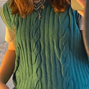 Stickad Väst - Säljer min underbara, turkosa stickade väst från Ralph Lauren! Den är i toppskick, har aldrig använts. Funkar perfekt att ha både t-shirts och långärmade tröjor under! Den är oversize på mig som vanligtvis bär S, men passar XS-L. Den går att ha på sig under alla årstider💕 