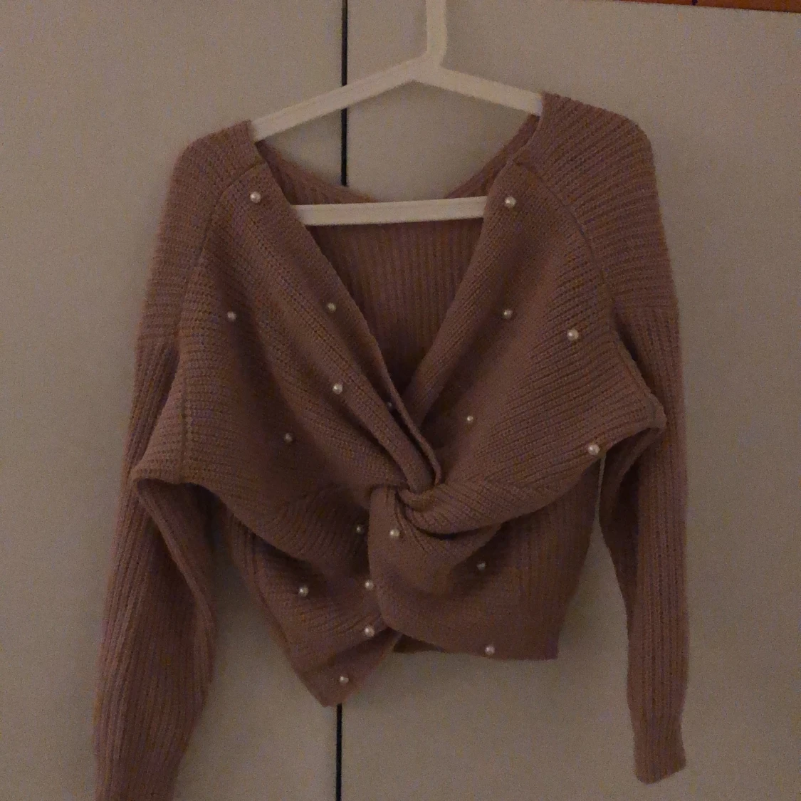 V ringad rosa stickad tröja