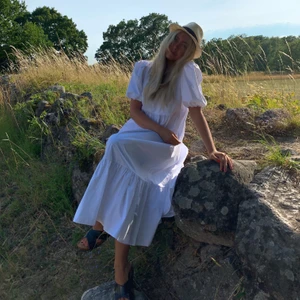 Klänning - En vit luftig klänning som är perfekt för sommaren!