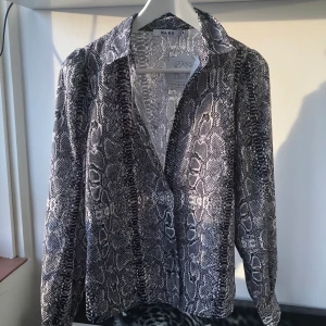🌸 Snaketop 🌸 - Blus i snakeprint. Helt oanvänd med lapparna kvar. Knappar hela vägen upp. 