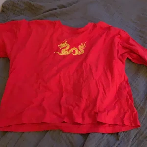 Röd t-shirt från STAY!! - Vet inte riktigt när jag köpte den men den är i bra skick! Den är croppad och är i srl M men skulle säga att den passar XS & S också! Säljer för 30kr!