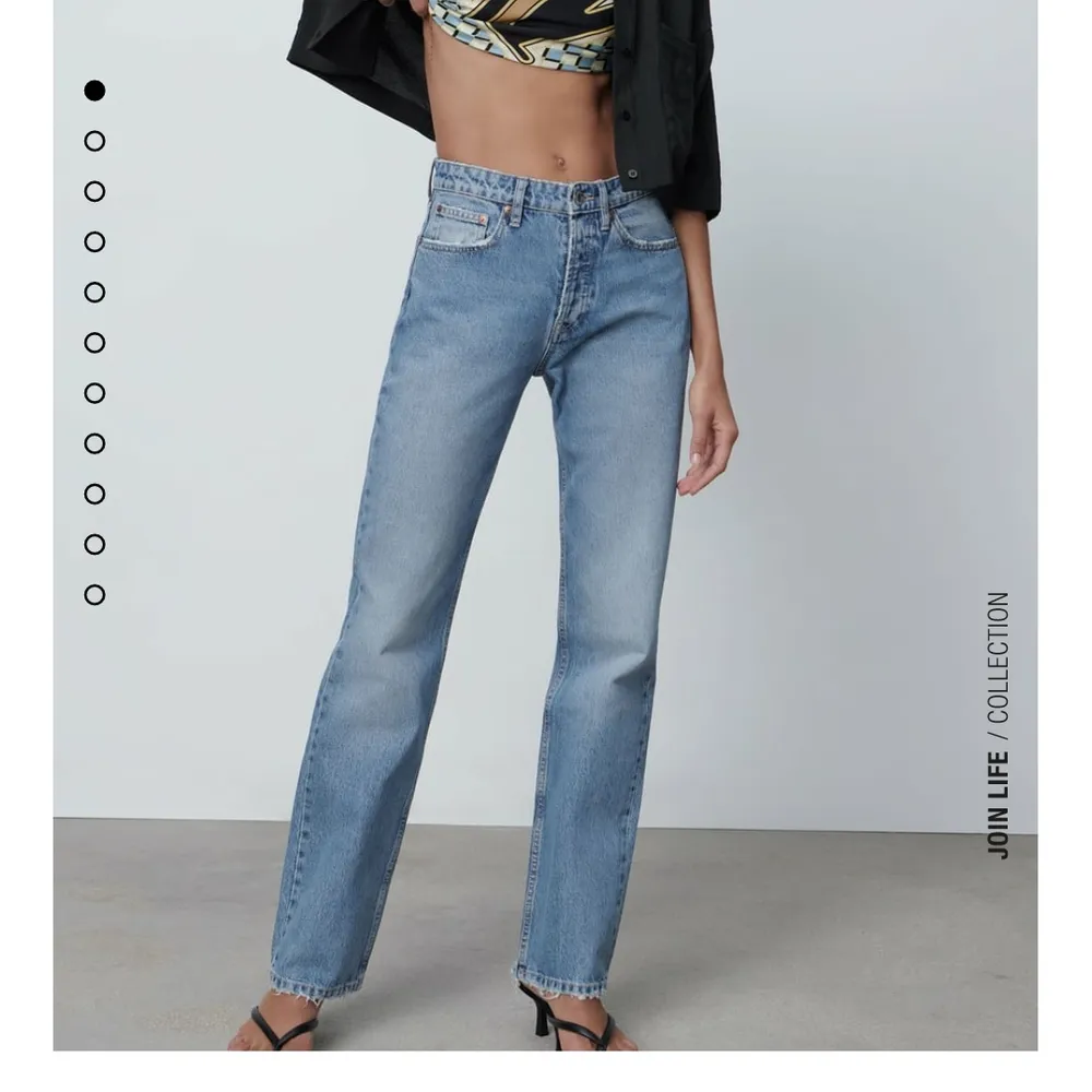 Säljer dessa trendiga jeans från Zara. De är storlek 38 så de blir lite oversized. Dem är jättesnygga mid waist och har perfekt längd för mig som är 173 cm. Säljer för att jag råkade köpa två par! Högsta budet ligger på 380kr inkl frakt (Buda privat eller i kommentarerna)                                                            . Jeans & Byxor.