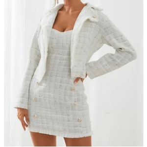 YOINS Tweed Plaid Button Design Top & Mini Dress Set, oanvänd  - Kort klänning och matchande jacka i tweed. Oanvänd med lappar, enbart provad. Säljes då jag har för stor byst för att stänga den längst upp. Passar inte personer med stor byst. Går att se mer bilder på yoins hemsida. Strlk s