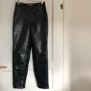 Läderbyxor i krokodilmönster - Läderbyxor från H&M med krokodilmönster i storlek 36. Säljs på grund av att de är för små. Enbart använda 2 gånger. Frakt tillkommer
