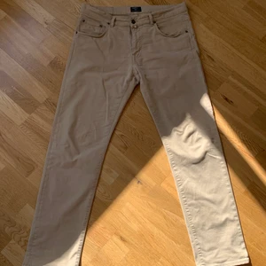 Gant Tyler - Också pappas gamla byxor. Det verkar som att de är slutsålda överallt. Dessa har en liten fläck brevid dragkedjan, kan skicka privat om önskat. På mig som är 165 slutar de under hälen så de passar definitivt någon som är längre också. Hur fina som helst både till färg och kvalite. 