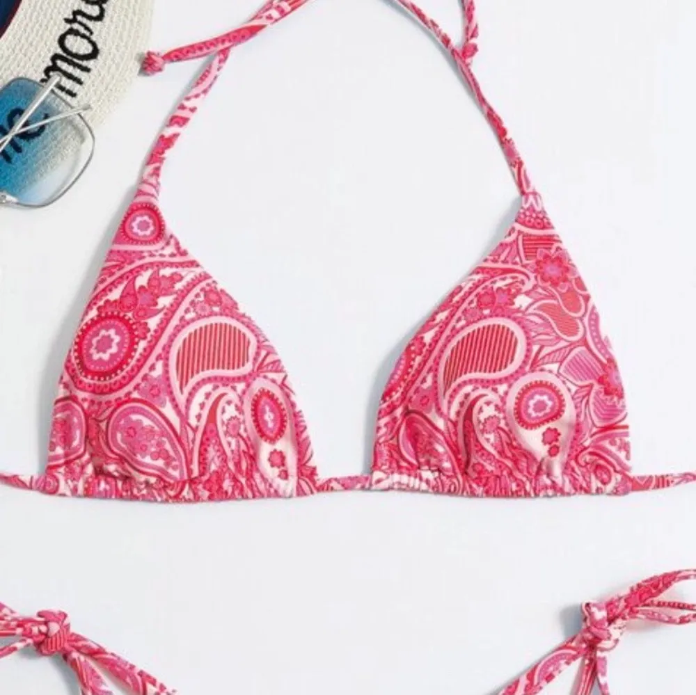 väldigt snygg bikini i ett rosa mönstrat material, strl M, helt ny och oanvänd. Övrigt.