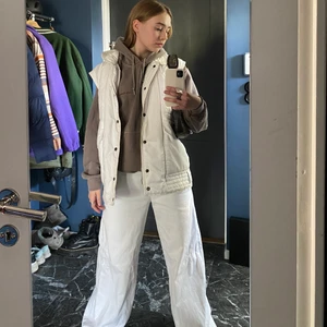 Brun Hoodie - Säljer denna superfina bruna hoodien! Den är från urbanoutfitters men märket är ” iets frans ”. Den är i super fint skick då jag knappt använt den. Innuti är den supermjuk🙌 Den är i st S och sitter skönt å oversize på mig som bär XS/S. Hör av dig om du vill ha fler foton! ‼️Buda från 250 + frakt eller köp direkt för 300 + frakt‼️, nypris ca 600kr.