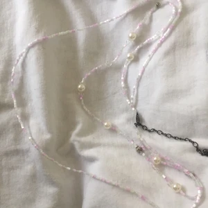 En halsband av glaspärlor  - En halsband som jag har gjort själv. Den är dubbel. Längden ja justeras. (Köparen står för frakt) vid frågor skriv privat❤️