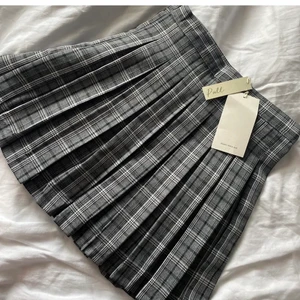 Rutig kjol - Jättefin rutig kjol från Pull & Bear! Köpt här på Plick ock tyvärr lite för liten för mig så därför säljer jag den vidare! Köparen står för frakten.