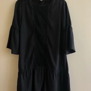 Svart klänning - Svart klänning Stl S En knapp saknas bak men inget som stör, se bild 