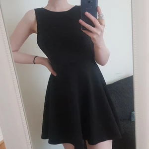 NLY ONE  - En söt sommar klänning i färgen svart som är öppen i ryggen. Köpte denna för många år sen i hemsidan Nelly. Jag har användt klänningen 3 gånger. Ingen aning vad original priser är.