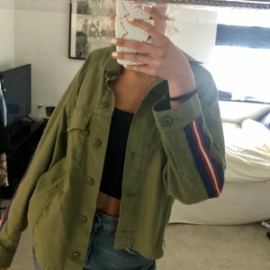 Levi’s army grön jacka - Jättebra skick, superunik, hittar ingenstans på hemsidor, köpt i butik för 1200kr, mitt pris: 300kr, skulle säga att den är unisex. Står storlek Xs men den är oversized så skulle säga att den passar Xs-M