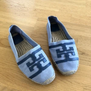 Tory Burch espadrillos  - Espadrillos ifrån Tory Burch inköpa på NK! Använda fåtal gånger, kvitto finns! 