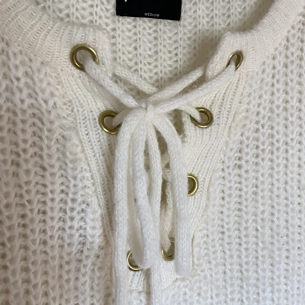 Säljer denna fina vita stickade tröja med snörning fram🤍✨ Strl M från First And I. Väldigt mysig och snygg, 70kr + frakt som köparen står för 📦 . Stickat.