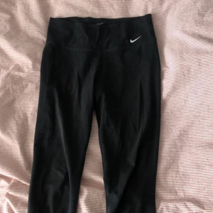 Nike tights  - Tights ifrån nike. Kortare längd. Säljer då de tyvärr inte kommer till användning. 