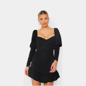 klänning  - En helt oanvänd svart klänning från boohoo. Storlek 40 men kan även passa 38-36 då den är liten i storlek.  Kan mötas upp i Helsingborg annars står köparen för frakten.