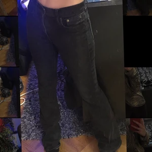 Ralph Lauren jeans - Säljer dessa superfina Ralph Lauren jeans köpta för cirka två år sedan men näst intill oanvända. Jättefina svarta midwaist bootcut i storlek 26, säljer då de tyvärr är förlånga för mig som är 160 men skulle nog passa perfekt på 165-170. 