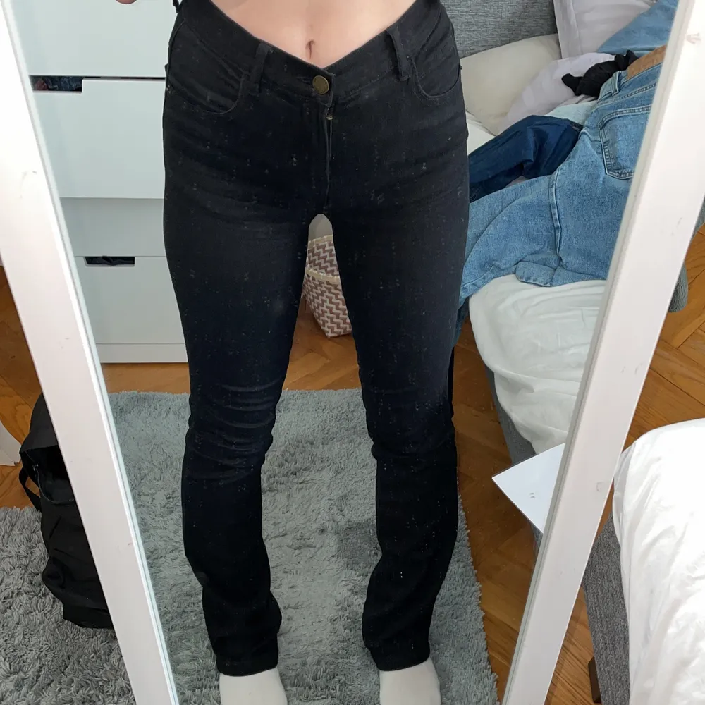 Säljer mina fina bootcut jeans som är köpta på Kappahl, önska verkligen att det var min stil för dom är super fina och sitter super bra❤️❤️ Är 162 cm lång och de är i storlek XS. Jeans & Byxor.