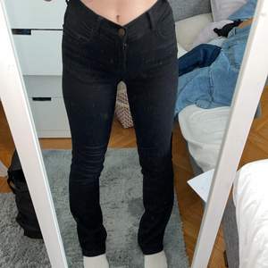 Säljer mina fina bootcut jeans som är köpta på Kappahl, önska verkligen att det var min stil för dom är super fina och sitter super bra❤️❤️ Är 162 cm lång och de är i storlek XS