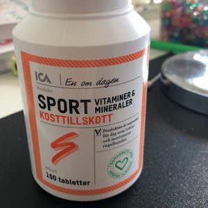 Sport kosttillskott  - Tas 1 gång om dagen. Tillverkade för personer som tränar och motionerar regelbundet. Köptes häromdagen. Har endast tagit 1 och ångrade mig men kan inte lämna tillbaka pågrund av öppnad förpackning. Kostar 72 kr ny säljer för 50 inkl frakt. Läs gärna både på icas hemsida och på bilden i anonsen vad de ska användas till. 