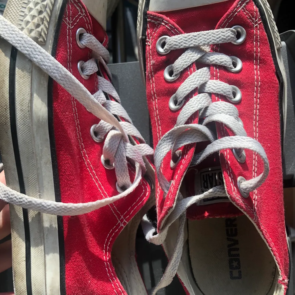 Röda låga converse! Säljer eftersom de är för små🍄. Skor.