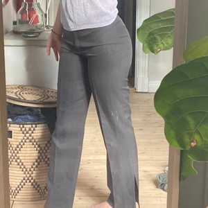 Kostym byxor med slits - Säljer dessa jätte fina byxor, det är alldeles för små på mig men jag äldsta det verkligen så mycket💕💕jag är 168 och ner går hela vägen💕