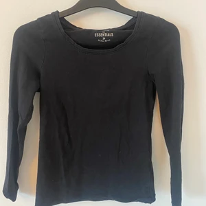 Basic tröjor - Två långärmade basic tröjor i storlek xs/S från okänt märke. Sitter tight och formar kroppen fint! Jag är 167 cm och har ofta storlek S. Säljer båda två för 40kr exklusive frakt men kan mötas i stockholm🖤